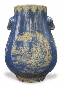 648.  Jarrón Hu powder-blue esmaltado en azul y dorado. Con marcas apócrifas de Qianlong.China, S. XIX - XX.  