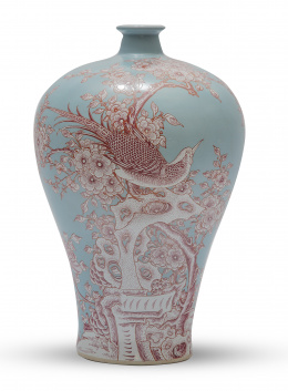 651.  Meiping esmaltado en azul, rojo y blanco con decoración de almendro en flor y ave. Con marca apócrifa Kangxi (1662 - 1722) en azul cobalto inserto en doble círculo.China, S. XX.