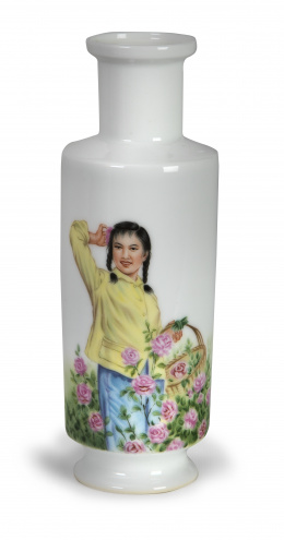 653.  Jarrón de porcelana esmaltada con una niña con un cesto de flores.Época de la República, China (1912-1949).