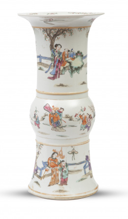 654.  Jarrón trompeta de familia rosa con personajes.China, S. XIX.     