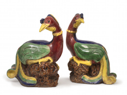 1091.  Pareja de aves exóticas de cerámica esmaltada.China, S. XIX.                                   