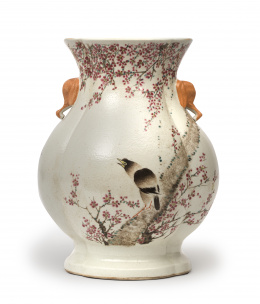 649.  Jarrón Hu de porcelana esmaltada decorado con un almendro en flor y un ave, las asas zoomorfas.China, S. XIX - XX.          