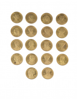 296.  Conjunto de 18 medallas con bustos de Reinas europeas en anverso y sus escudos en reverso