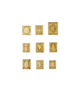 297.  Estuche con 9 medallas rectangulares que reproducen sellos italianos en oro de 22 K.