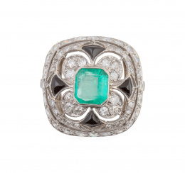 249.  Sortija estilo Art-Decó con esmeralda central rodeada por flor de brillantes, inscrita en marco cuadrangular de doble orla de brillantes y ónix