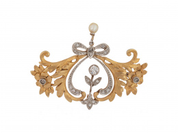 52.  Broche  Art Nouveau  con flores y guirnaldas en oro mate y cintas y lazada de diamantes. Con perla fina colgante