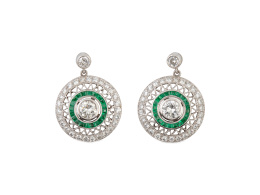 243.  Pendientes estilo Art-Decó con brillantes centrales orlados de esmerladas calibradas, y con orla exterior de brillantes en marco calado