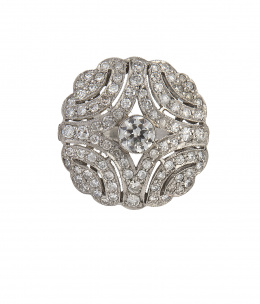 239.  Sortija estilo Art-Decó con frente de brillantes a modo de flor calada en torno a un brillante central de 0,53 ct.