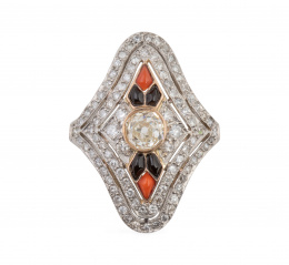 259.  Sortija lanzadera estilo Art-Decó  con brillante central de 0,75 ct en rombo de pavé de brillantes adornado con ónix y coral