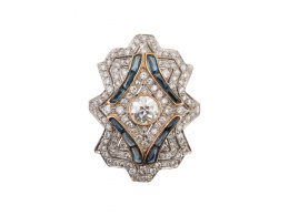 242.  Sortija lanzadera estilo Art-Decó con brillante central de 0,75 ct, rodeado de pavé de brillantes de zafiros calibrados que componen rombo 
