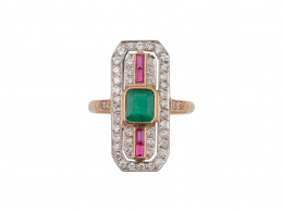 247.  Sortija lanzadera estilo Art-Decó con esmeralda central, rodeada de pavé de brillantes y línea central de rubíes calibrados