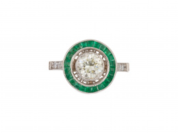 244.  Sortija ojo de perdiz estilo Art-Decó con brillante central orlado de esmeraldas calibradas en montura calada