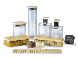 625.  Juego de tocador en cristal y marfil.Francia, ff. del S. XIX - pp. del S. XX.