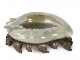 383.  Pincelera en jade tallado con hojas y murciélago.China, S. XIX.