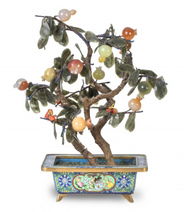 1102.  Árbol de piedras duras, jade y coral con maceta de esmalte cloisonné.Trabajo chino, dinastía Qing, pp. del S. XX. 