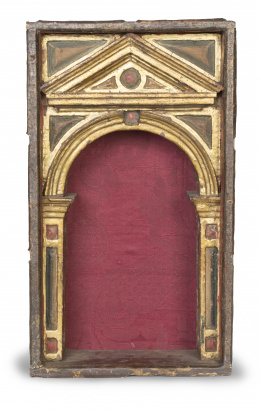 358.  Capilla en madera tallada, policromada y dorada.Trabajo español, S. XVII.