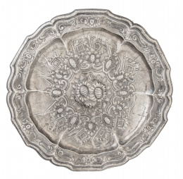 671.  Bandeja de plata con decoración repujada. Con marcas de Aranda, Córdoba, 2ª mitad del S. XVIII.
