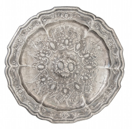 671.  Bandeja de plata con decoración repujada. Con marcas de Aranda, Córdoba, 2ª mitad del S. XVIII.