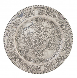 672.  Bandeja de plata con decoración repujada, ff. del S. XIX.