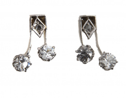 87.  Pendientes en oro amarillo con zafiros blancos en forma de nota musical