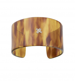 150.  Brazalete de ancho de carey con aspa de diamantes central en montura de platino