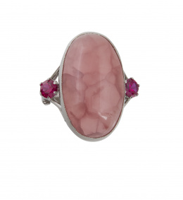 85.  Sortija lanzadera con cabuchón de rodocrosita flanqueado por dos rubíes sintéticos