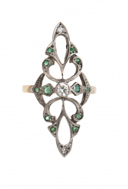 58.  Sortija lanzadera estilo Art-Decó en oro blanco con esmeraldas y brillante central 