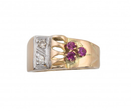 83.  Sortija Chevalière con rubíes sintéticos y brillantes en diseño asimétrico