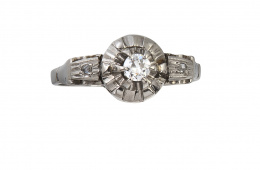 84.  Sortija años 30  con brillante central engastado en garras elevadas, con brillantes a los lados