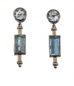 86.  Pendientes largos estilo Art-Decó con aguamarinas de talla circular y topacios azules de talla rectangular colgantes