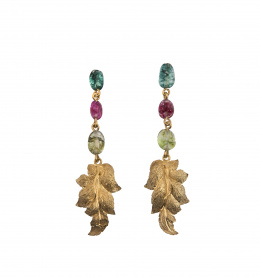 178.  Pendientes largos con hoja de oro que pende de cuarzos verdes y rosas