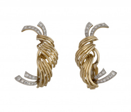 91.  Pendientes años 50 en oro amarillo y brillantes en forma de caracola