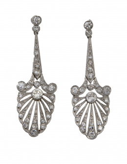 261.  Pendientes largos Art-Decó de brillantes, con motivo principal en forma de punta de flecha calada y cuajada de brillantes 