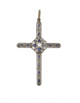 63.  Cruz colgante estilo Art-Decó de zafiros y diamantes en oro blanco con brillante central