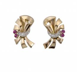 89.  Pendientes Chevalière con diseño de lazo anudado con brillantes y rubíes sintéticos