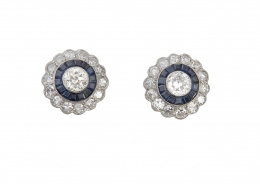 70.  Pendientes ojo de perdiz estilo Art-Decó con brillante central orlado de zafiros calibrados y orla exterior lobulada de brillantes 