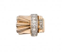 90.  Sortija Chevalière con diseño de lazada asimétrica anudada por banda de pavé de brillantes