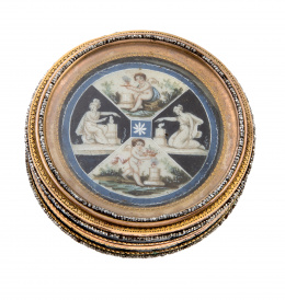 268.  Caja de carey y metal dorado de pp. S. XIX con miniatura en la tapa que compone cuatro motivos clásicos de angelotes y vestales
