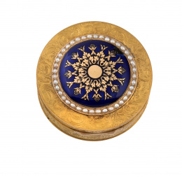 269.  Cajita rusa S. XIX en oro con profusa decoración grabada con centro de tapa esmalte azul cobalto y oro, orlado de perlitas finas 