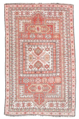1038.  Alfombra antigua caucásica diseño fakherlu.