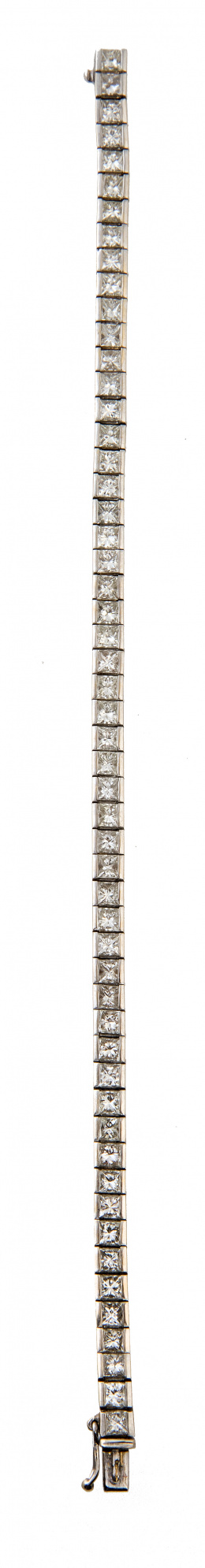 251.  Pulsera rivière en oro blanco con 54 diamantes talla princesa en montura articulada