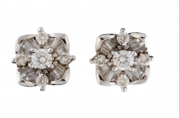 189.  Pendientes rosetón en forma de flor con base de baguettes y sobre ellas cinco brillantes