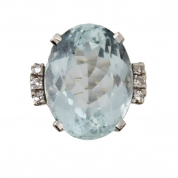 255.  Sortija en oro blanco con aguamarina de talla oval flanqueada por tríos de brillantes