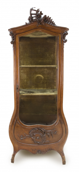 1441.  Vitrina en madera tallada, h. 1900.