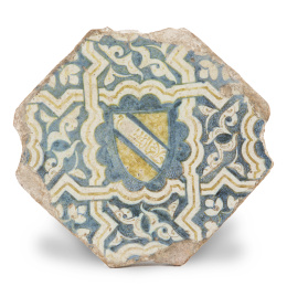 1135.  Azulejo octogonal de cerámica esmaltada en azul y ocre.Trabajo nazarí, quizás, Granada, S. XV.