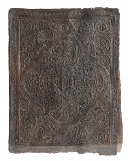 1175.  Carpeta de piel grabada con roleos, círculos y aves.Trabajo español, S. XVI.