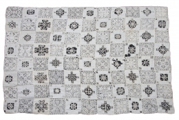 1394.  Paño decorado con bordado, formando ajedrezado.Trabajo salmantino, S. XVIII.