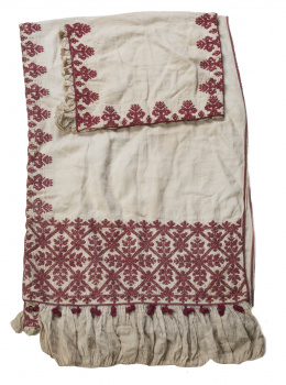 1178.  Funda de almohadón y pequeña almohada de algodón bordado.Trabajo salmantino, S. XVII.