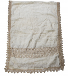 1396.  Toalla de lino con encaje de bolillos.Trabajo salamantino, S. XVII.