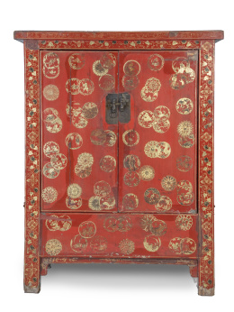 651.  Armario bajo de madera lacada de rojo, negro y dorado.China, S. XIX.